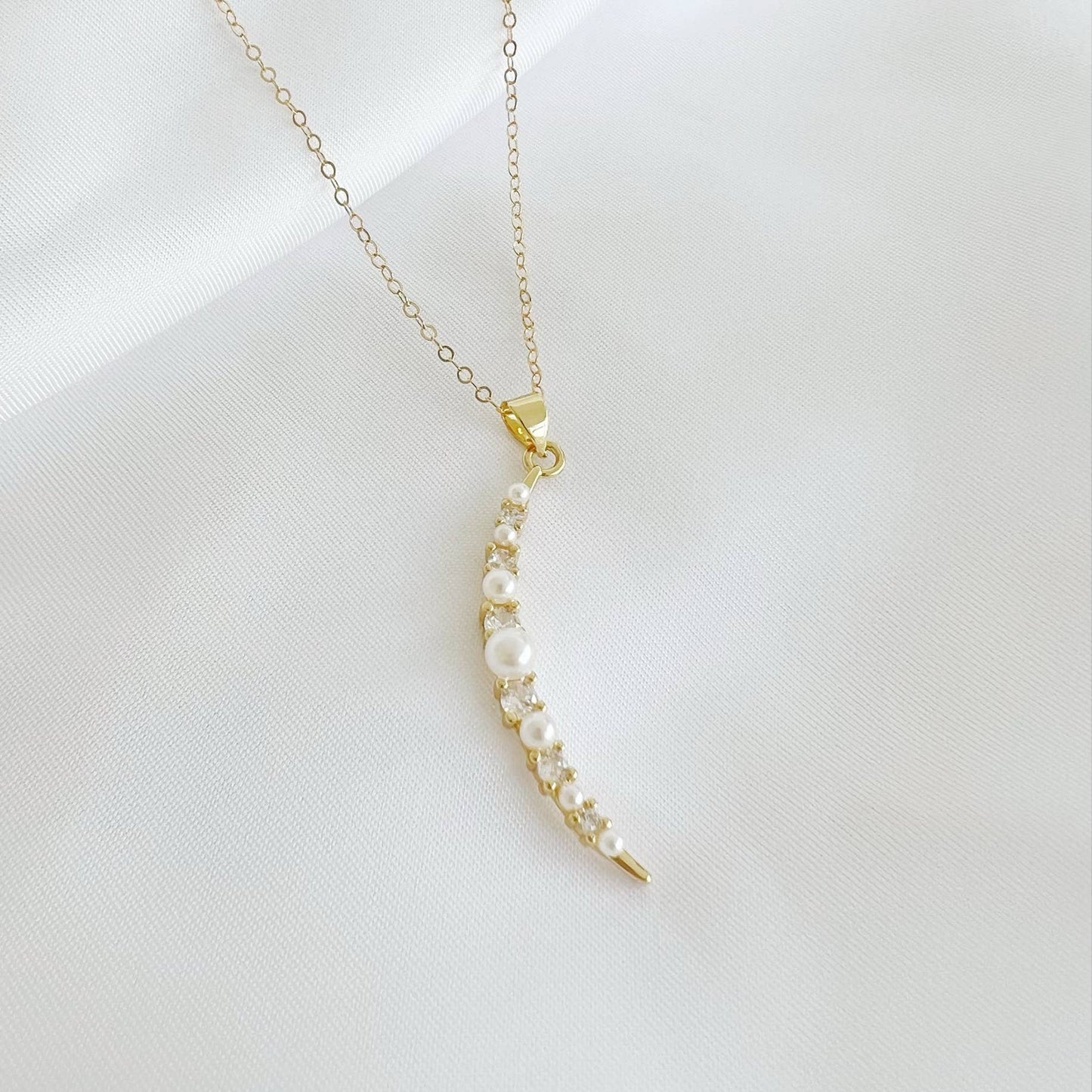 Estrella Pearl Crescent Moon Necklace Gold Filled