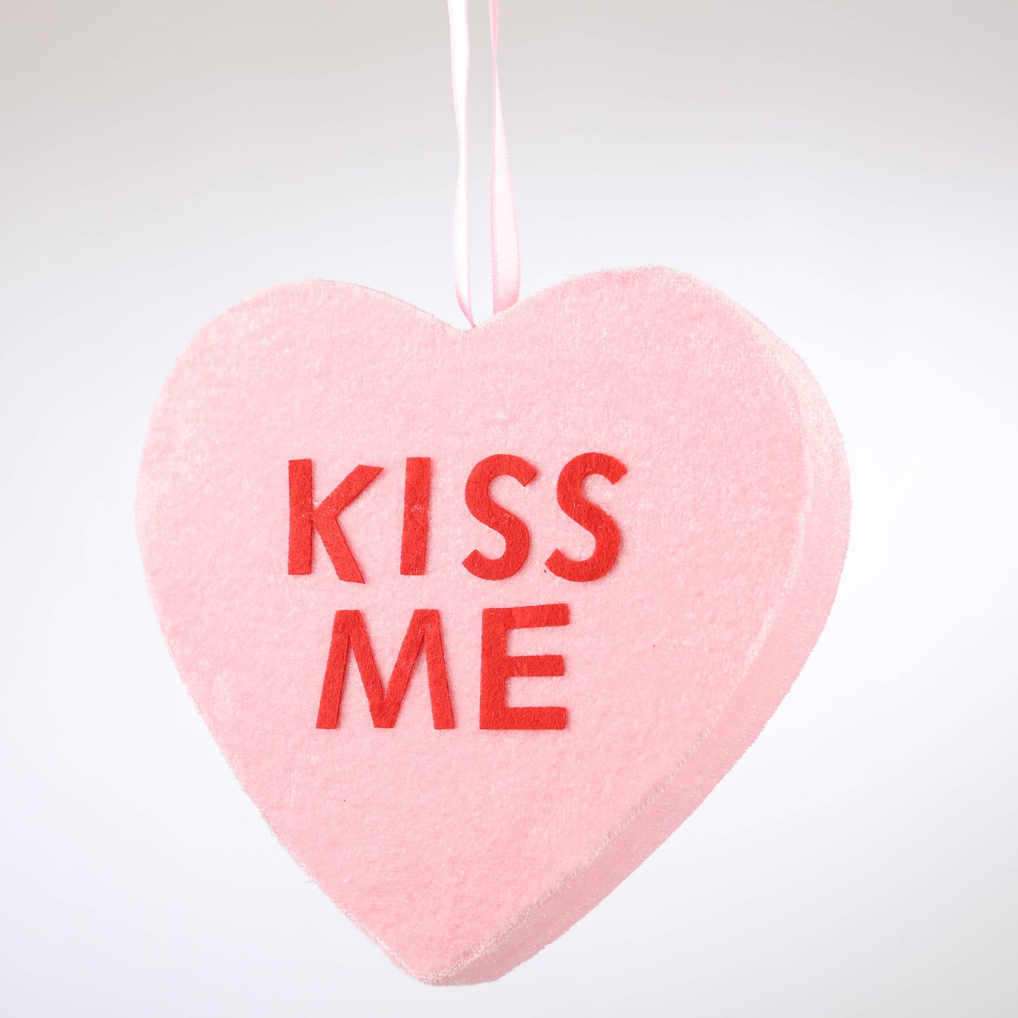 6" KISS ME HANGING HEART