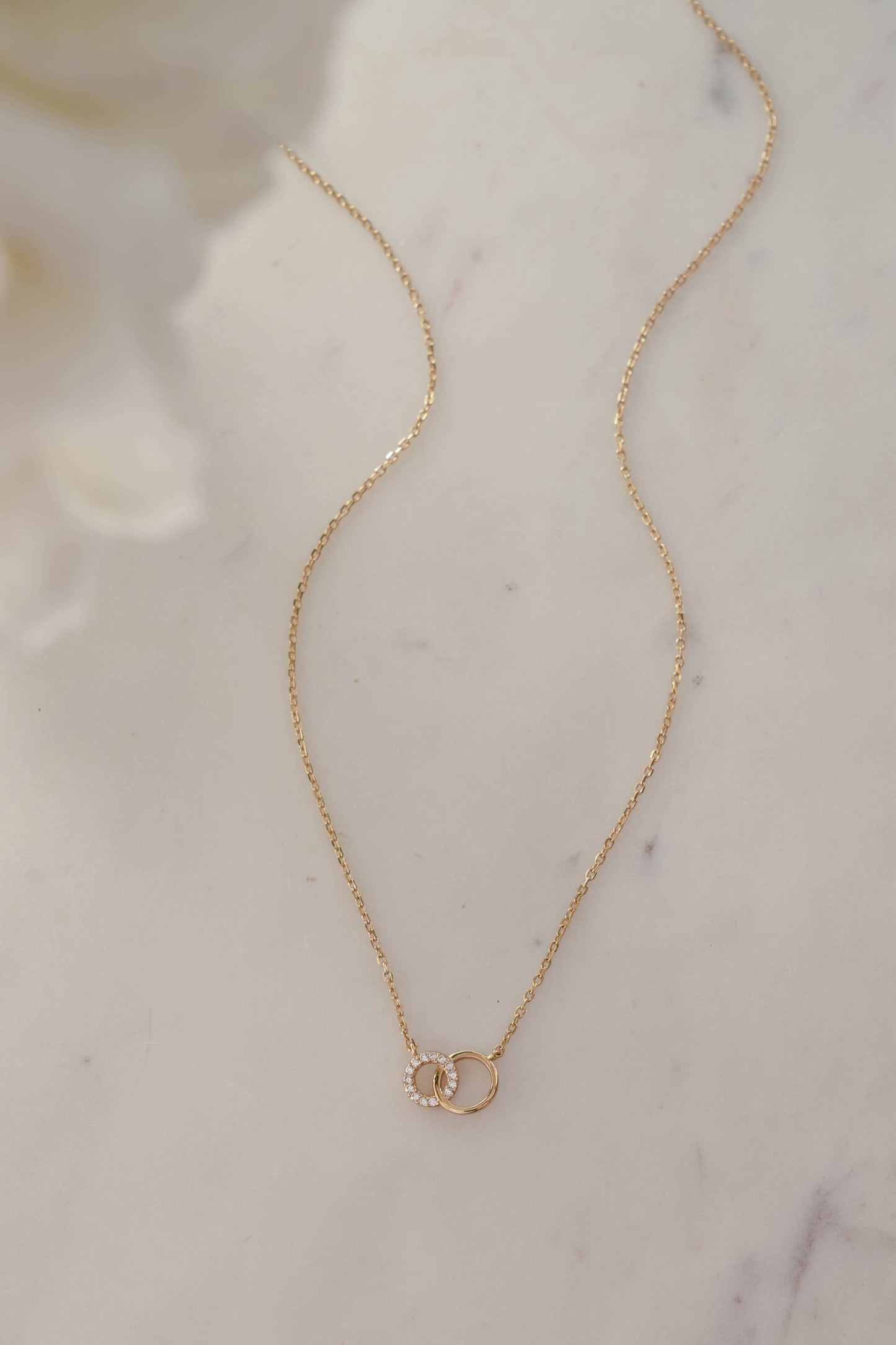 Circle Link Necklace: Gold