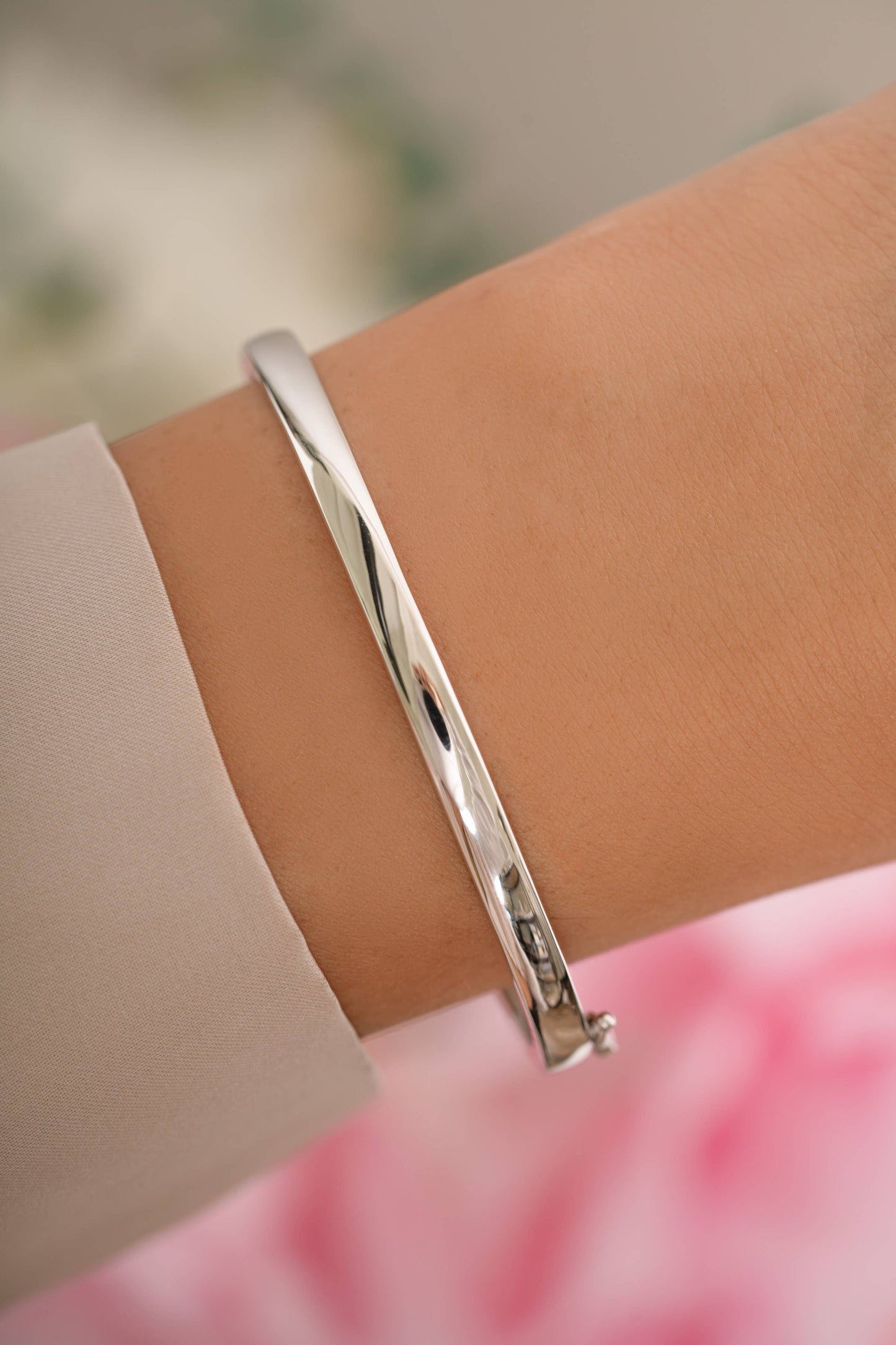 Solid Bangle: 6.25" / Gold